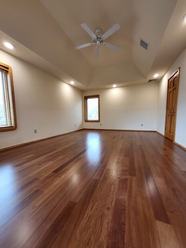 Building Photo - 604 Shadow Grove Ct
