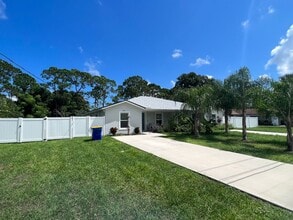 Building Photo - 2027/2029 Guava Drive