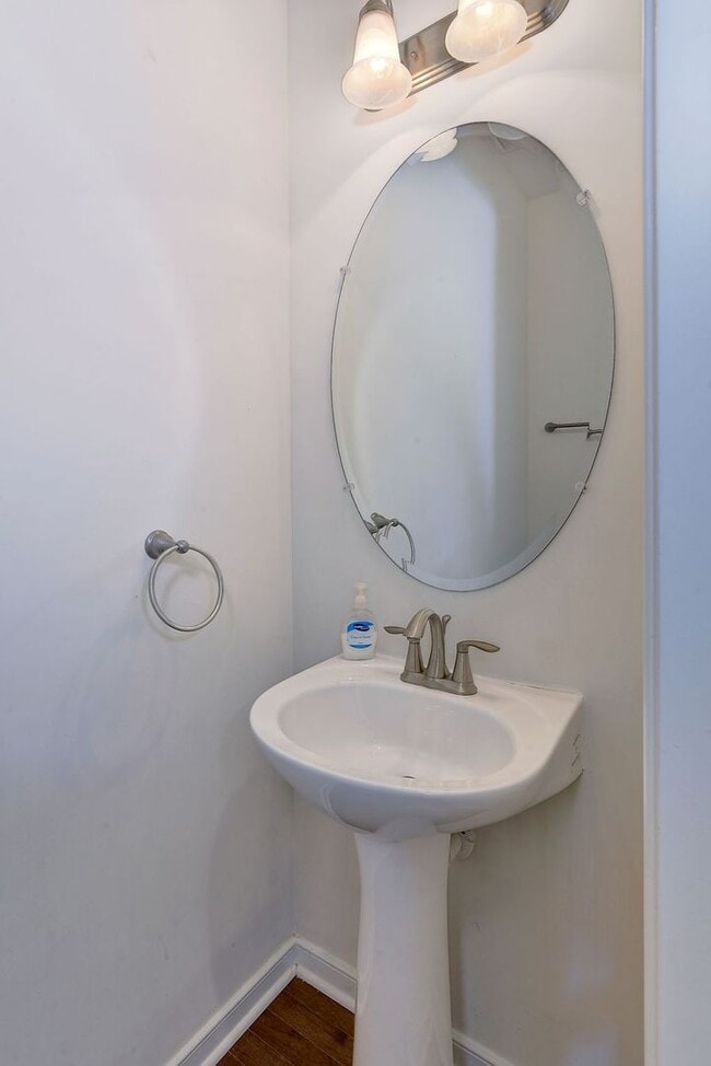 Building Photo - End unit Townhome in Riverwalk Townes