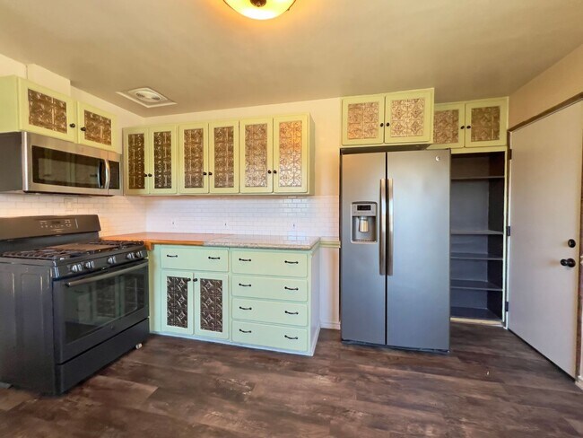 Building Photo - MON301