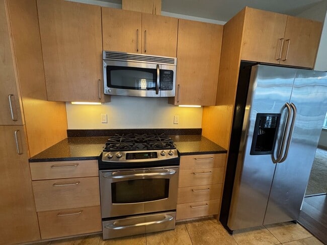Building Photo - Spacious 2 bed 2 bath, 1000+ sq ft. condo on Market St in Ballard