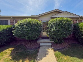 Building Photo - Move-In Ready Ranch Condo with Basement & Prime Location