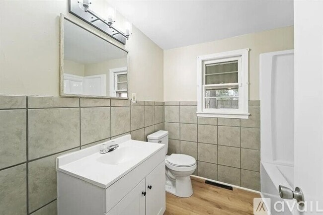 Building Photo - 13 Brookside Ave W