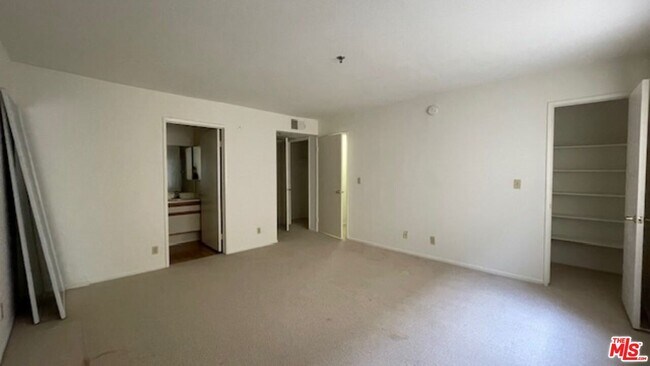 Building Photo - 420 S Harvard Blvd