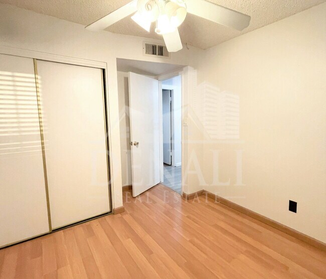 Building Photo - 3033 S Longmore