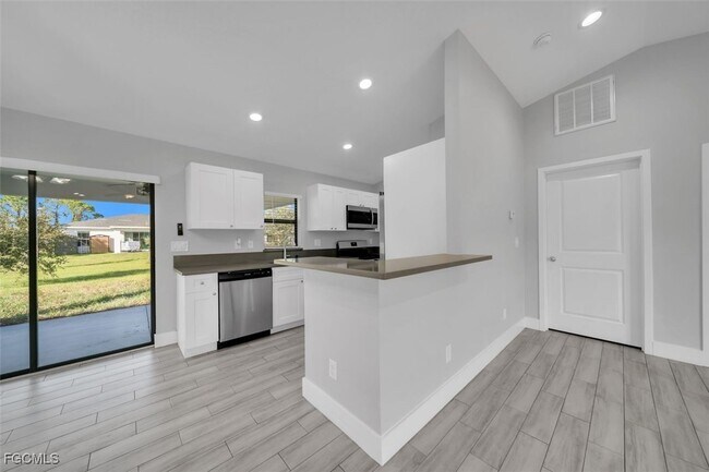 Building Photo - 919 NE 35th Ln