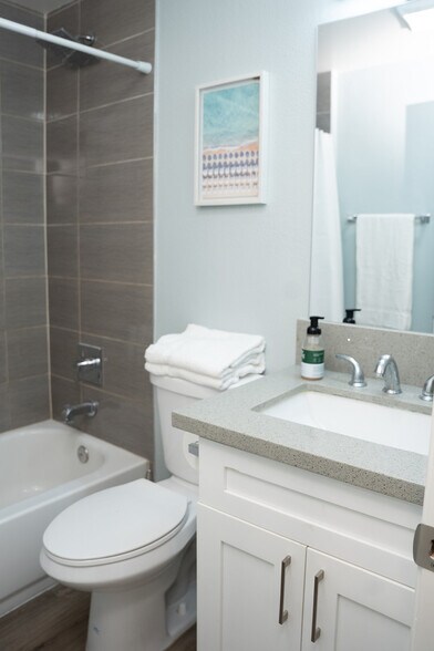 Building Photo - 6716 N Elman St