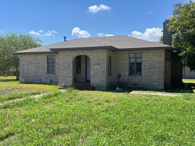 Primary Photo - HOUSE AND BACK APARTMENT ON LARGE LOT!!