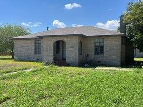 Building Photo - HOUSE AND BACK APARTMENT ON LARGE LOT!!