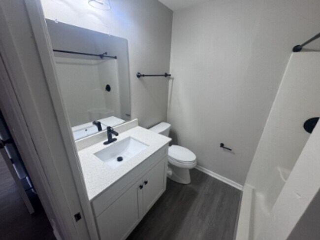 Building Photo - 2412 Vernon Ave S