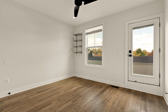 Building Photo - Penthouse 2BR/2.5BA with 3 Private Outdoor...