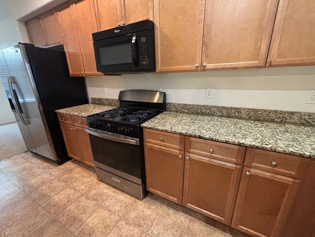 Building Photo - GUARD GATED 3 BED 2.5 BATH 2 CAR GARAGE TOWNHOUSE w/ 3 FLOORS