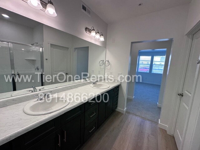 Building Photo - Move-in special:  First month's rent free!