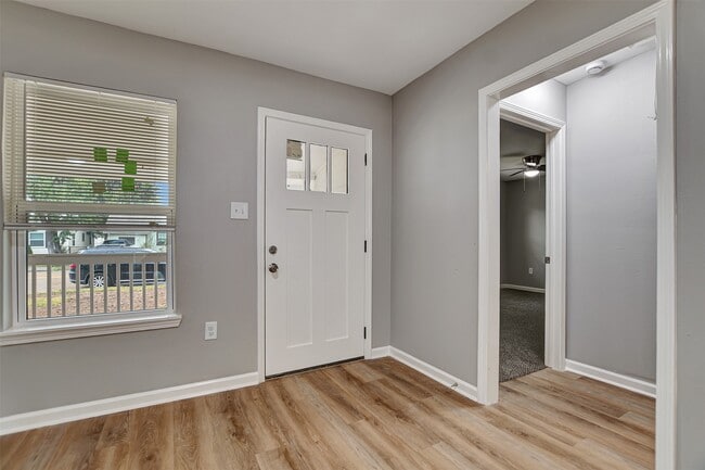 Building Photo - 908 Thomas Ave