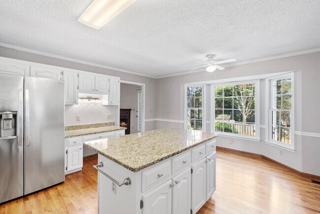 Building Photo - Beautiful Home in Greer Country Club Estates W/Bonus Room