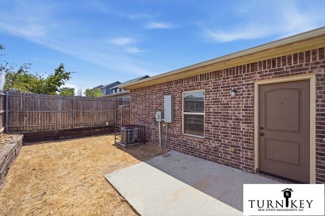 Building Photo - Fabulous 3BR/2BA Duplex | 9' Ceilings | Granite Kitchen | Private Fenced Yard!