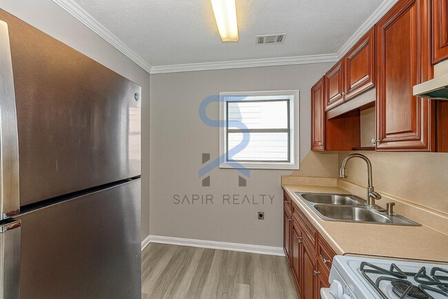 Building Photo - Move in before November 30th and choose yo...