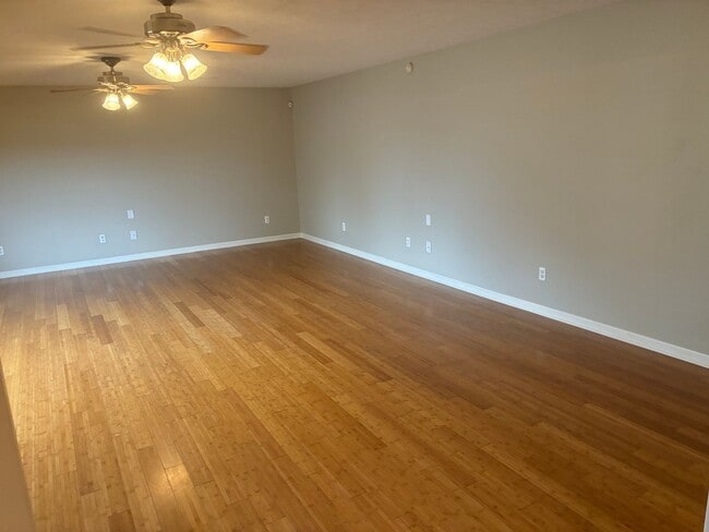 Building Photo - **NEW PRICE**   **New Paint**   **New Carpet**  Ready for YOU!!