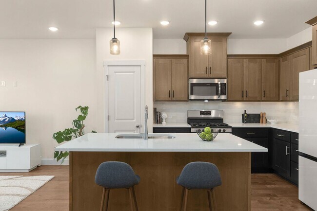 Building Photo - Modern 3 Bedroom, 2.5 Bathroom Townhome in South Cooper Mountain