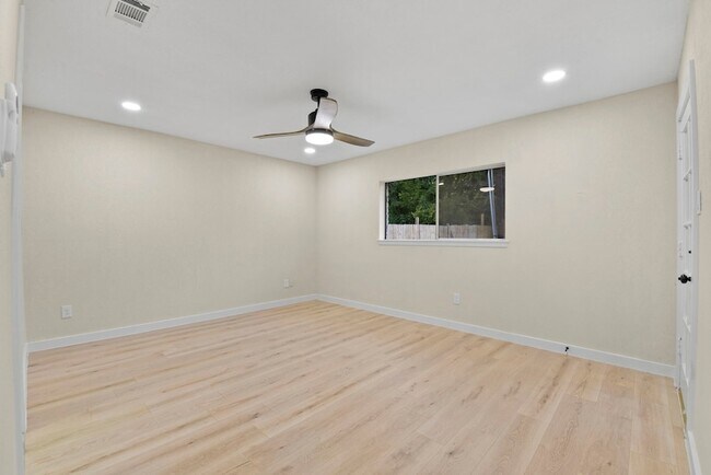 Building Photo - 2322 Aprilmont Dr