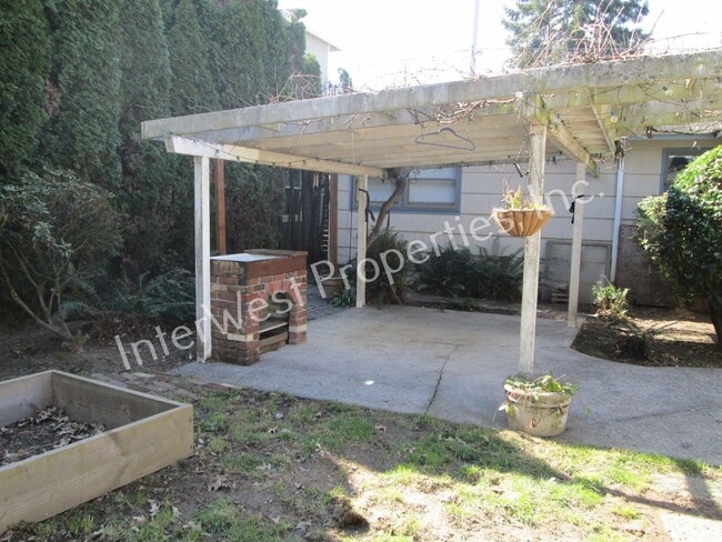 Building Photo - Montavilla Cutie! 2bd 1 ba home with Garag...