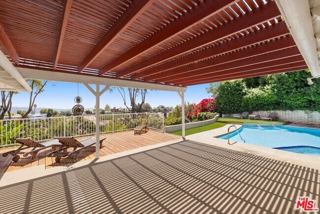 Building Photo - 2120 Linda Flora Dr