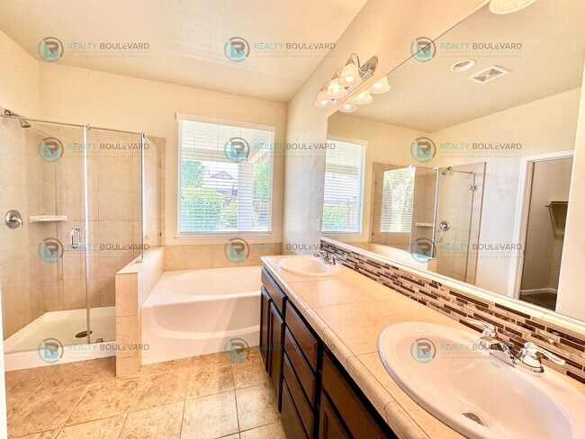 Building Photo - 3 Bedroom 2 Bathroom with Garage covered patio and beautiful yard!