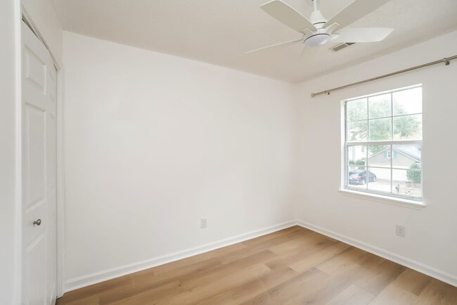 Building Photo - Stunning 3-bedroom, 2.5-bathroom home located in desirable Mt. Pleasant, SC