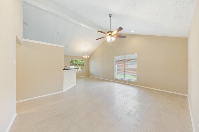 Building Photo - 1911 Highcrest Dr