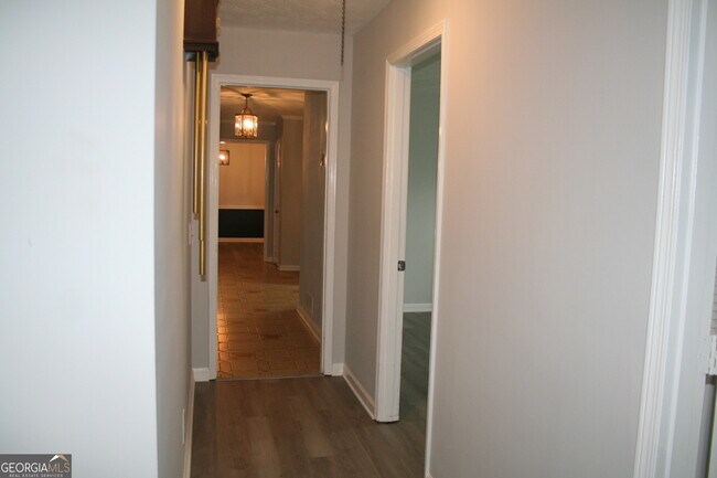 Building Photo - 2075 Pinewood Dr