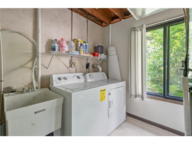 Building Photo - 16220 15th Ave N