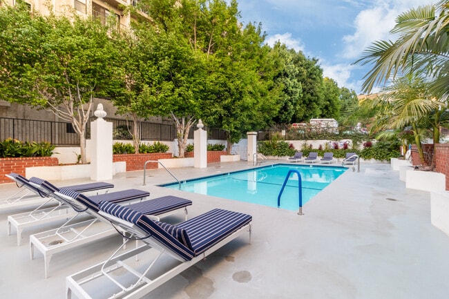 Building Photo - 7135 Hollywood Blvd