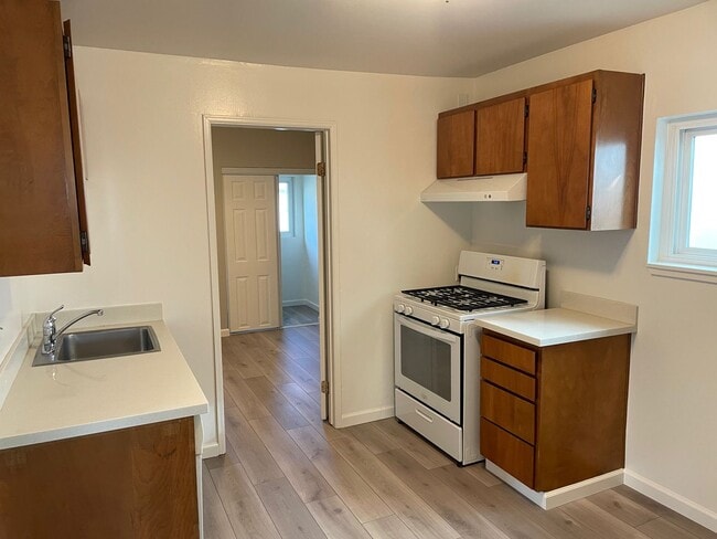 Building Photo - A cozy 2 bedroom and 1.5 bathroom duplex in South San Francisco