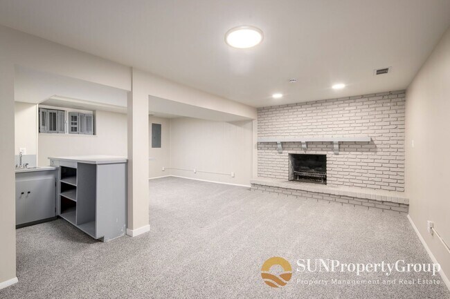 Building Photo - Stunning Remodeled Home in Desirable Cottonwood Heights!