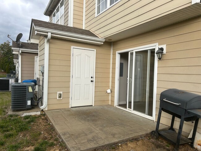 Building Photo - 2 Bedroom, 2.5 Bath Townhome in Goodlettesville