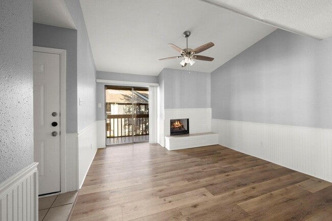 Building Photo - Richmond/Amanda west of Fondren, Classic, beautifully maintained, 2nd floor condominium offers 2 ...