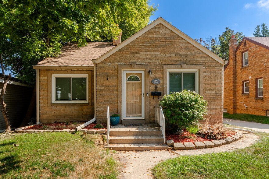 Primary Photo - 4220 S Adams Ave