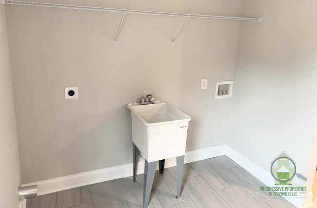 Building Photo - 119 Dime St