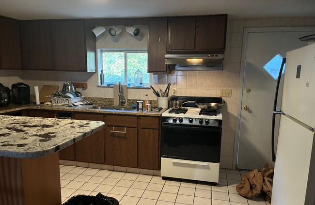 Building Photo - HUGE 4 BED 3 BATH CLOSE TO CAMPUS!! OAKLAND RENTAL 5/1!