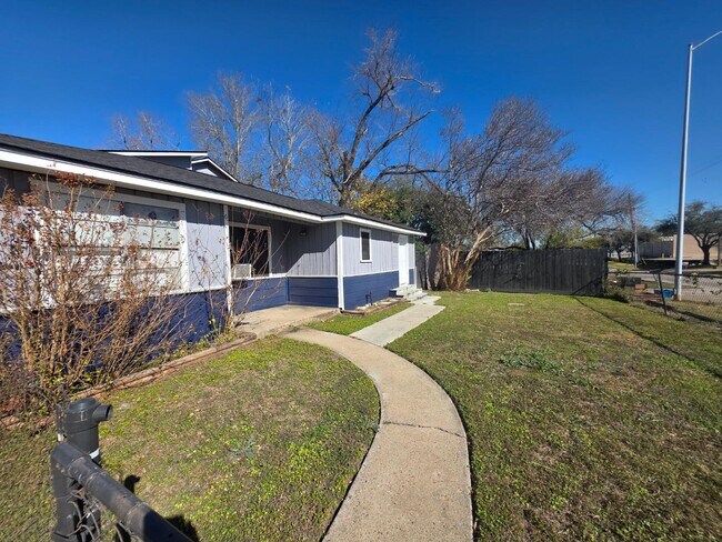 Building Photo - 13433 Topeka St