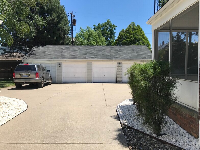 Detached garage - 1017 Henrietta St