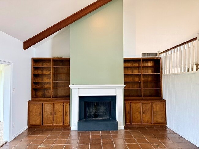 Building Photo - 511 Fairway Dr