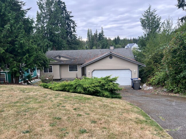 Building Photo - Four Bedroom house on Lost Lake