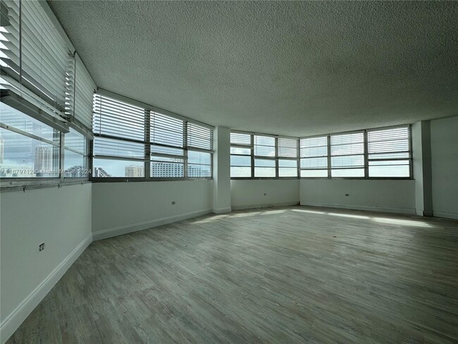 Building Photo - 905 Brickell Bay Dr