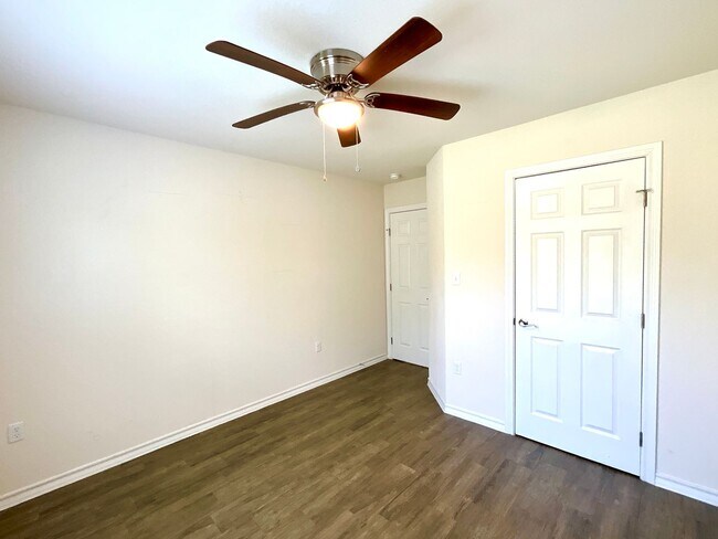 Building Photo - *COMING SOON* Lake Life Meets Modern Comfort in Kingsland!