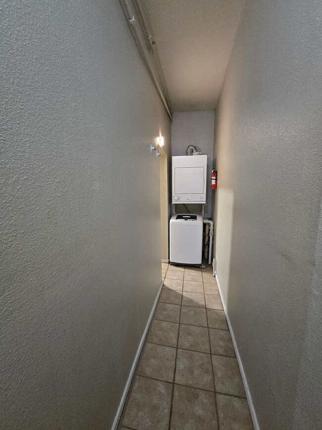 Building Photo - Updated and welcoming condo in the heart o...