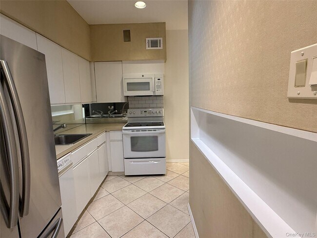 Building Photo - 130 S Middle Neck Rd