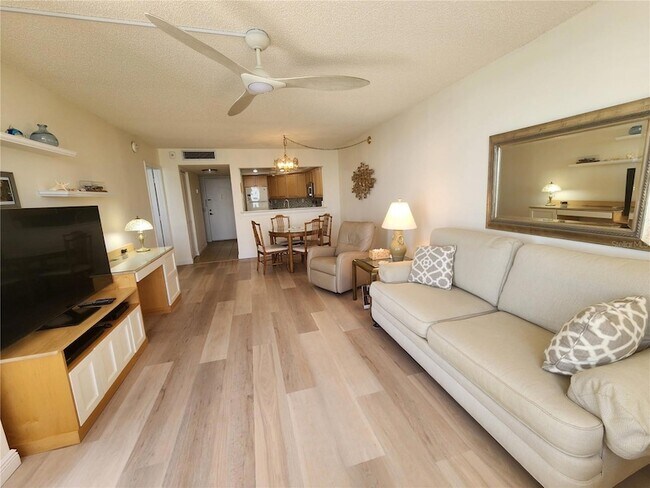 Building Photo - 6295 Bahia Del Mar Cir