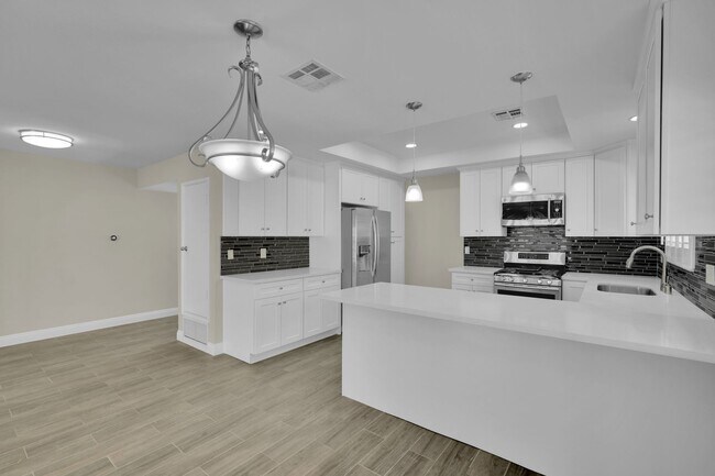 Building Photo - 20111 Lakemore Dr