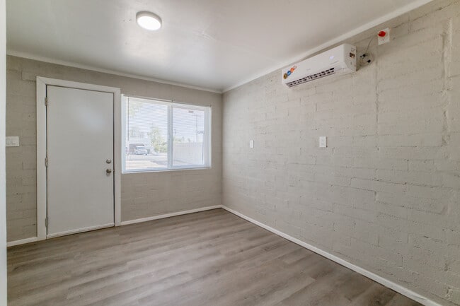 Building Photo - 1005 N Center Ave